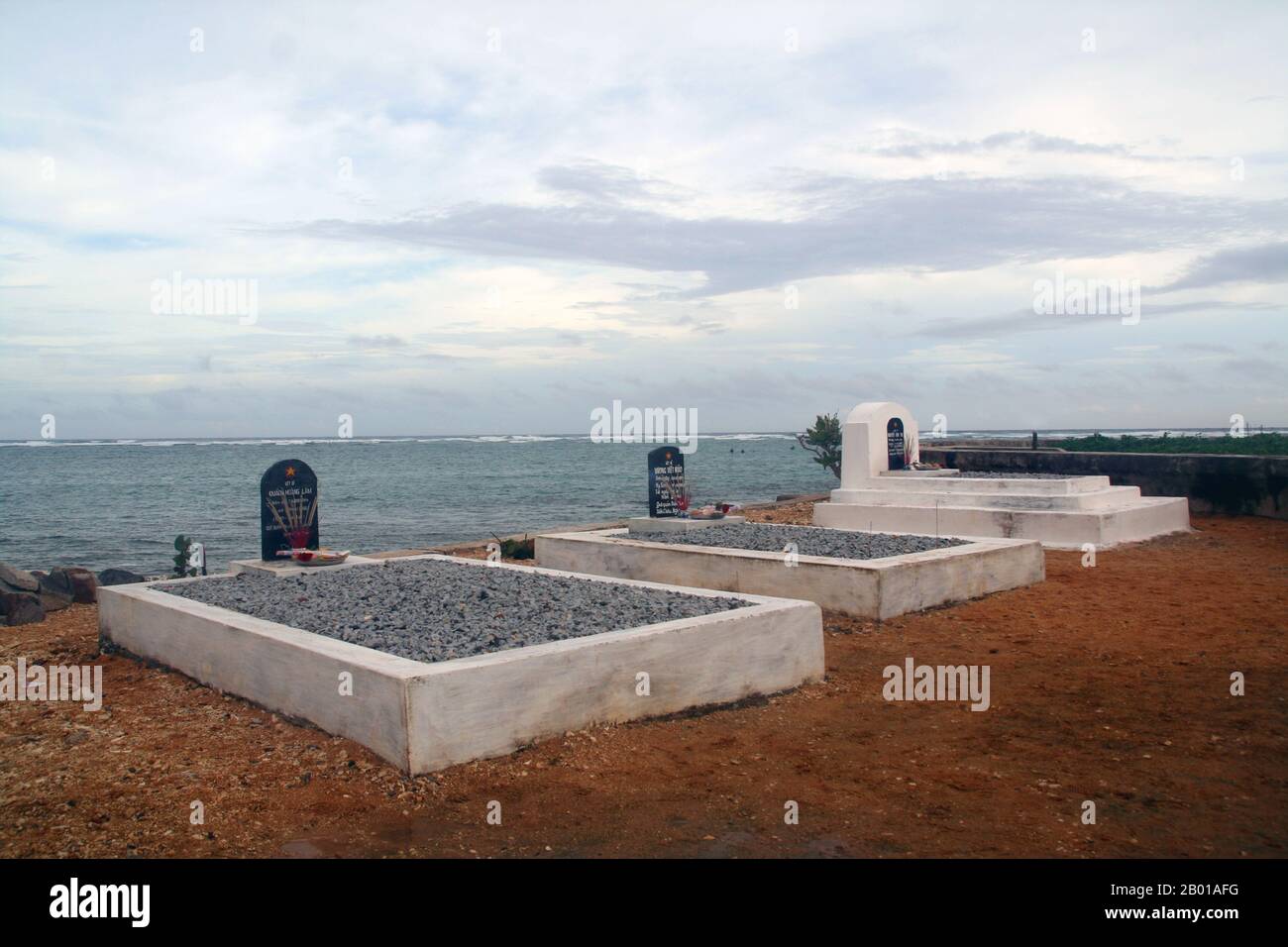 Vietnam: Tumbas de 'martyrs' (liệt sĩ) en un cementerio militar en Đảo Trường Sa o Isla Spratly en las Islas Spratly, llamado Nanwei Dao por China. Foto de Ha Petit (Licencia CC BY-SA 3,0). Las Islas Spratly son un grupo de más de 750 arrecifes, islotes, atolones, cayos e islas en el Mar del Sur de China. El archipiélago se encuentra frente a las costas de Filipinas y Malasia (Sabah), cerca de un tercio del camino hacia el sur de Vietnam. Comprenden menos de cuatro kilómetros cuadrados de superficie terrestre distribuidos en más de 425.000 kilómetros cuadrados de mar. Foto de stock