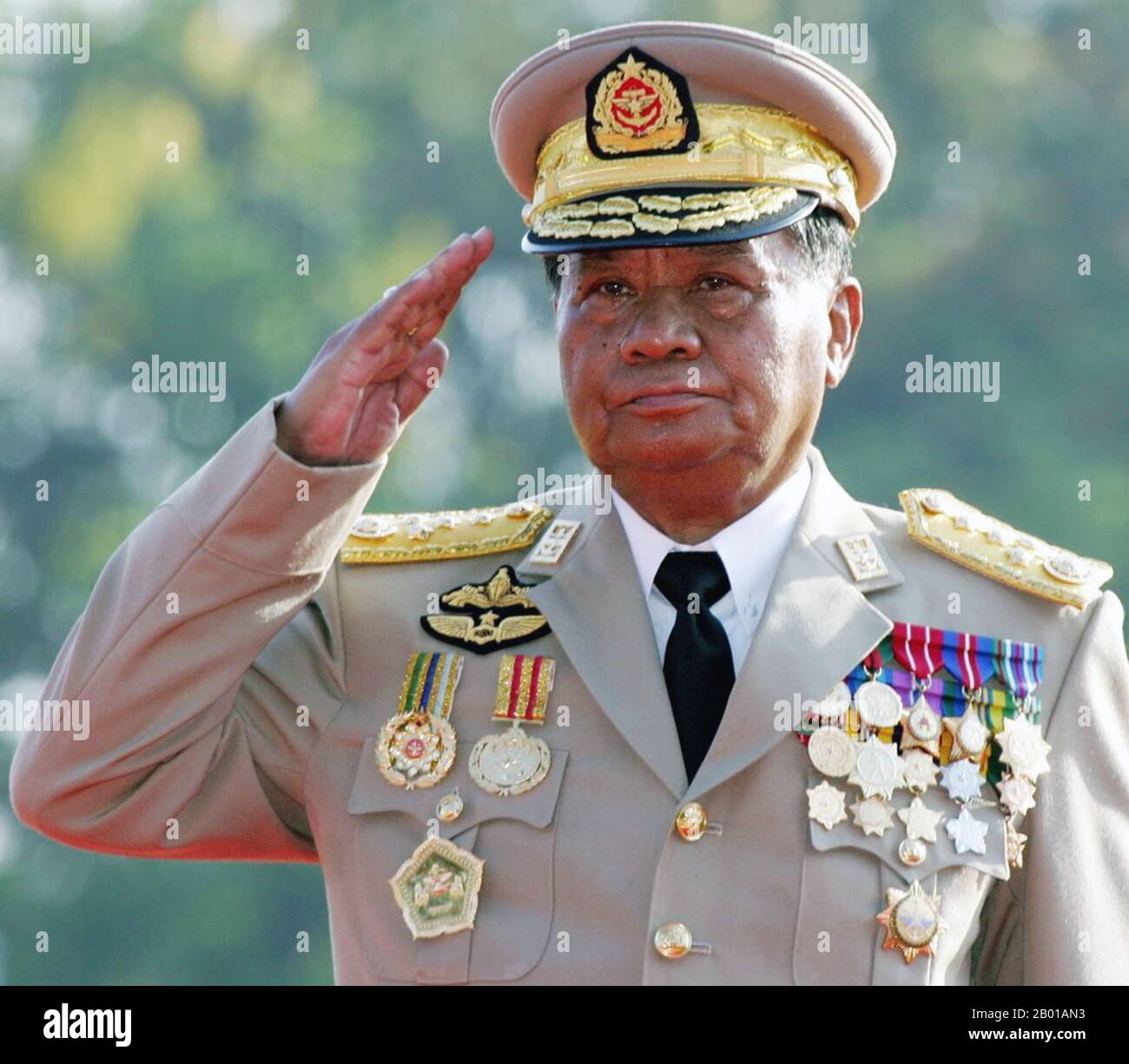 Birmania/Myanmar: Than Shwe (3 de febrero de 1933- ), Presidente del Consejo Estatal de Paz y Desarrollo de Myanmar, 1992-2011. El General Than Shwe es un dirigente militar y político birmano que fue presidente del Consejo Estatal de Paz y Desarrollo (SPDC) de 1992 a 2011. Durante el período, ocupó cargos clave en el poder, incluido el de comandante en jefe de las Fuerzas Armadas de Myanmar (Tatmadaw) y jefe de la Asociación de Solidaridad Sindical y Desarrollo. En 2011, renunció oficialmente a su cargo de jefe de estado, a favor de su sucesor, Thein Sein. Foto de stock