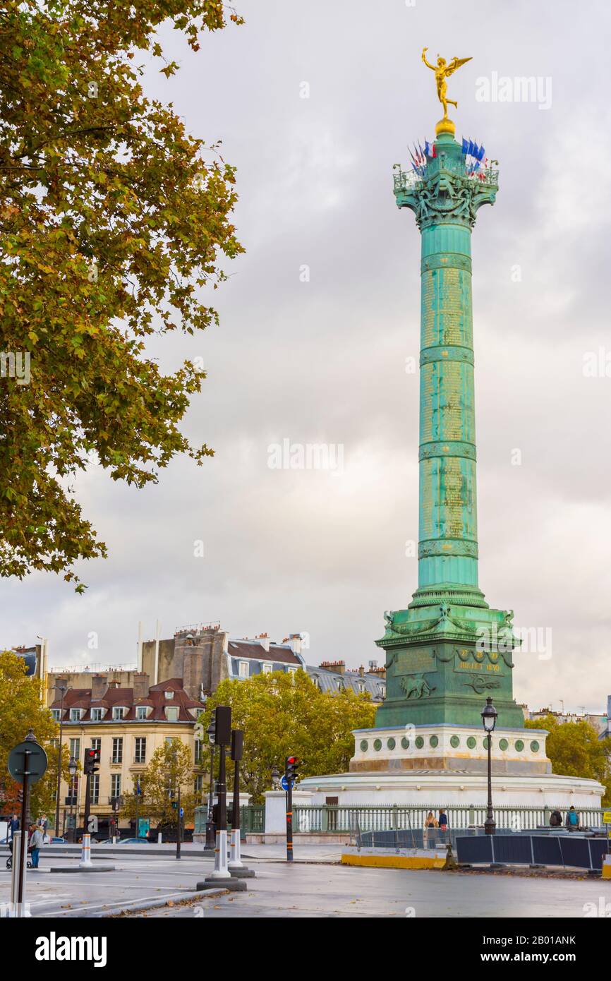 París, Francia - 11 de noviembre de 2019: La escultura Genius de la Libertad, bronce dorado hecho por Auguste Dumont, en la columna de Julio, monumento al Fren Foto de stock