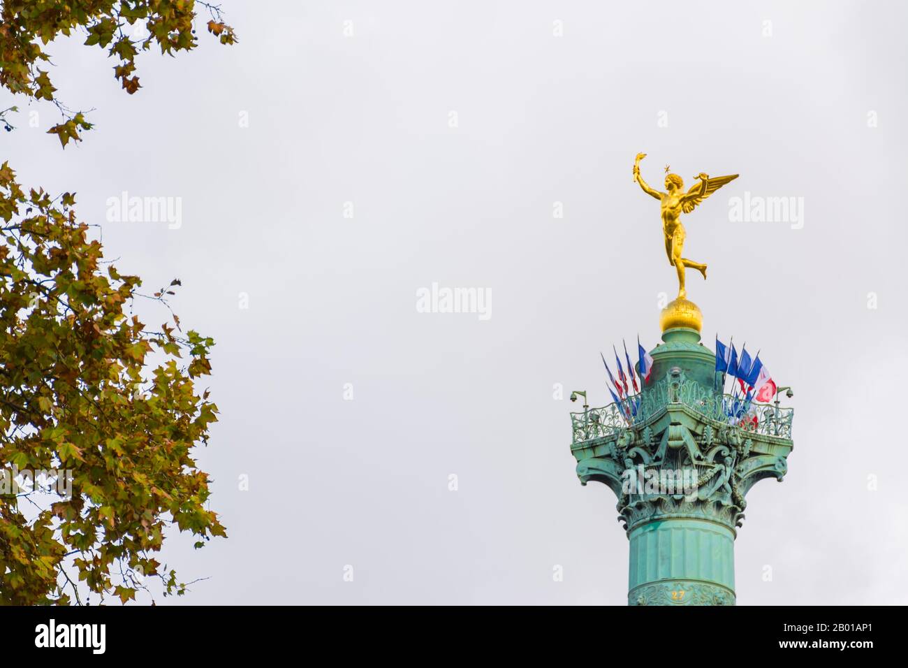 París, Francia - 11 de noviembre de 2019: La escultura Genius de la Libertad, bronce dorado hecho por Auguste Dumont, en la columna de Julio, monumento al Fren Foto de stock