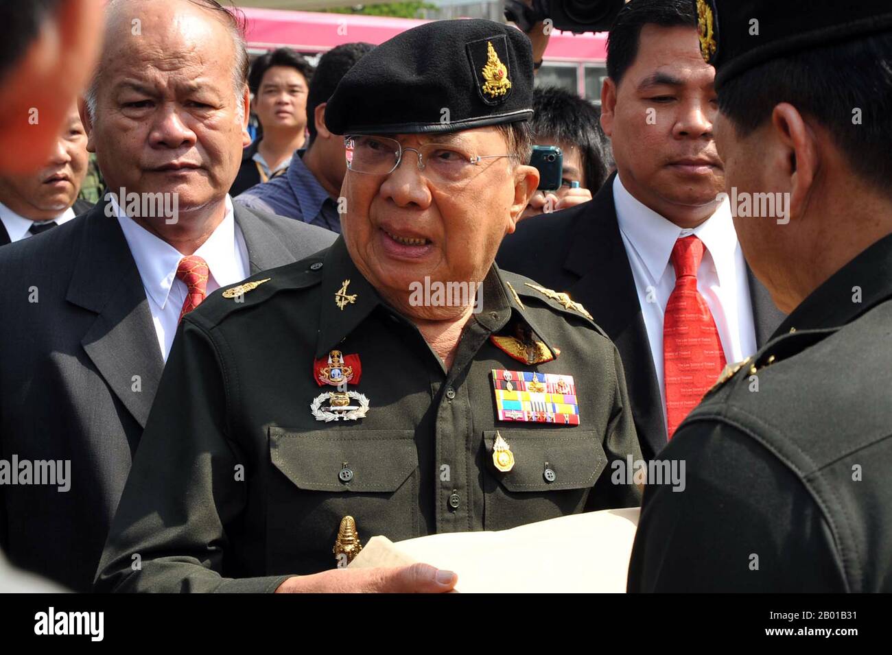 Tailandia: General Chavalit Yongchaiyudh (1932 -), Primer Ministro de Tailandia (r. 1996-1997). Foto de Peerapat Wimonrangkarat/Govt. De Tailandia, 2010. El General Chavalit Yongchaiyudh, también conocido como ''Gran Jiew'' es un político tailandés y general retirado. Fue el 22nd Primer Ministro de Tailandia de 1996 a 1997. Es de ascendencia sinotailandesa y de etnia lao. Chavalit comenzó su carrera política en 1988 en la administración de Chatichai Choonhavan. Su Nuevo Partido de Aspiración ganó la mayoría de los escaños en las elecciones de 1996 y se convirtió en Primer Ministro, pero la crisis financiera asiática de 1997 lo obligó a dimitir. Foto de stock