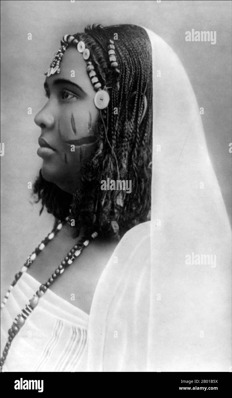 Sudán: Mujer nubia, c. 1890-1923. Nubia es una región a lo largo del Nilo, en el norte de Sudán y el sur de Egipto. Hubo un número de pequeños reinos nubios a lo largo de la Edad Media, el último de los cuales colapsó en 1504, cuando Nubia se dividió entre Egipto y el sultanato de Sennar, resultando en la arabización de gran parte de la población nubia. Nubia se unió de nuevo dentro del Egipto otomano en el siglo 19th, y dentro del Sudán anglo-egipcio de 1899 a 1956. El nombre Nubia se deriva de la del pueblo Noba, nómadas que se establecieron en la zona en el siglo 4th. Foto de stock