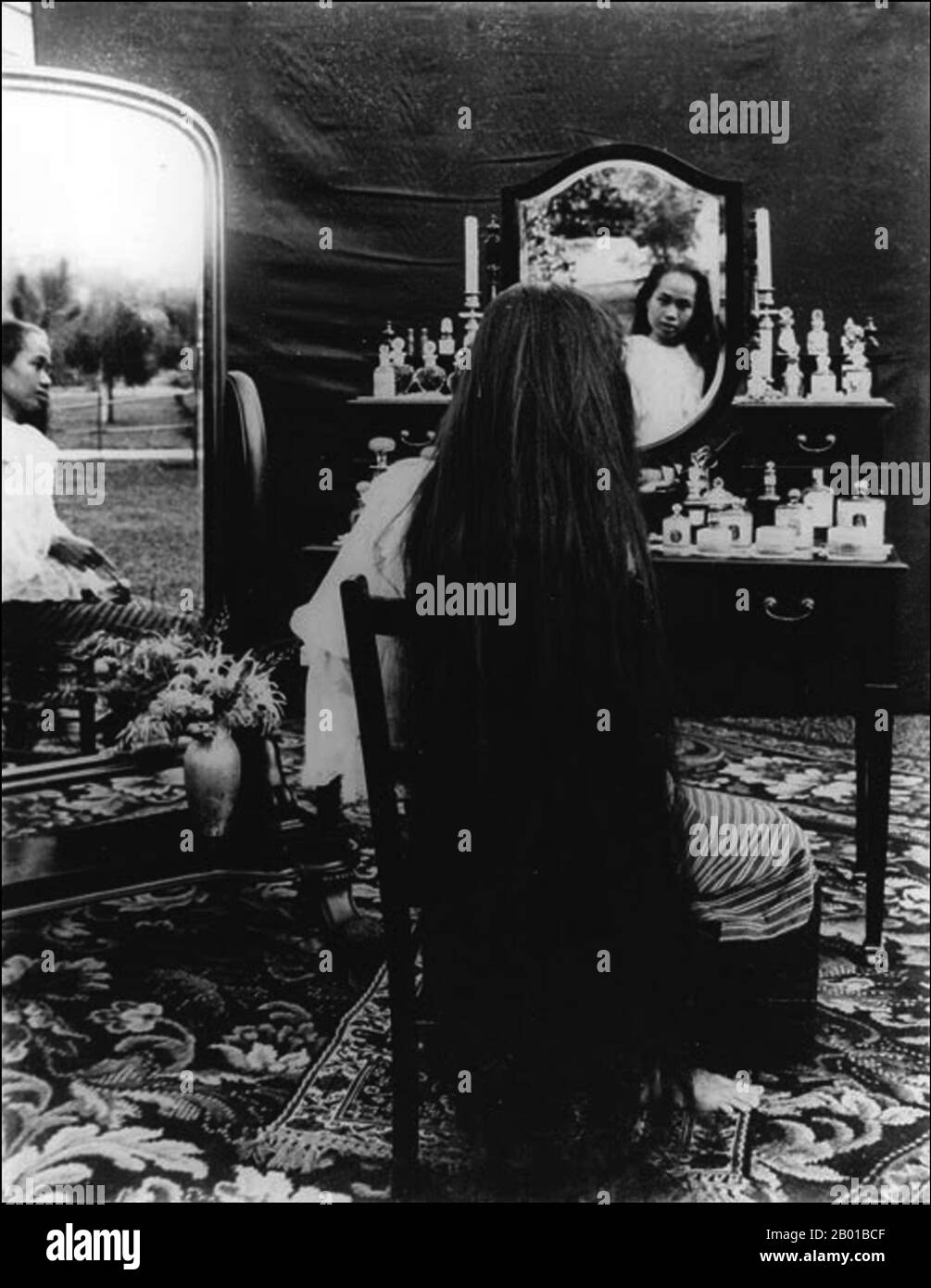 La princesa Dara Rasmi (26 de agosto de 1873 – 9 de diciembre de 1933), fue la princesa de Chiang Mai y Siam (más tarde Tailandia) y la hija del rey Inthaianon y la reina Thipkraisorn Rajadewi de Chang Mai, un sción de la dinastía Chao Chet Ton. Fue una de las princesas consortes de Chulalongkorn, rey Rama V de Siam y dio a luz a una hija del rey Chulalongkorn, la princesa Vimolnaka Nabisi. En 1886, salió de Chiang Mai para entrar en el Gran Palacio de Bangkok, donde se le dio el título Chao Chom Dara Rasami de la dinastía Chakri. Mientras vivía en el Gran Palacio, Dara Rasami y el Ladi Foto de stock