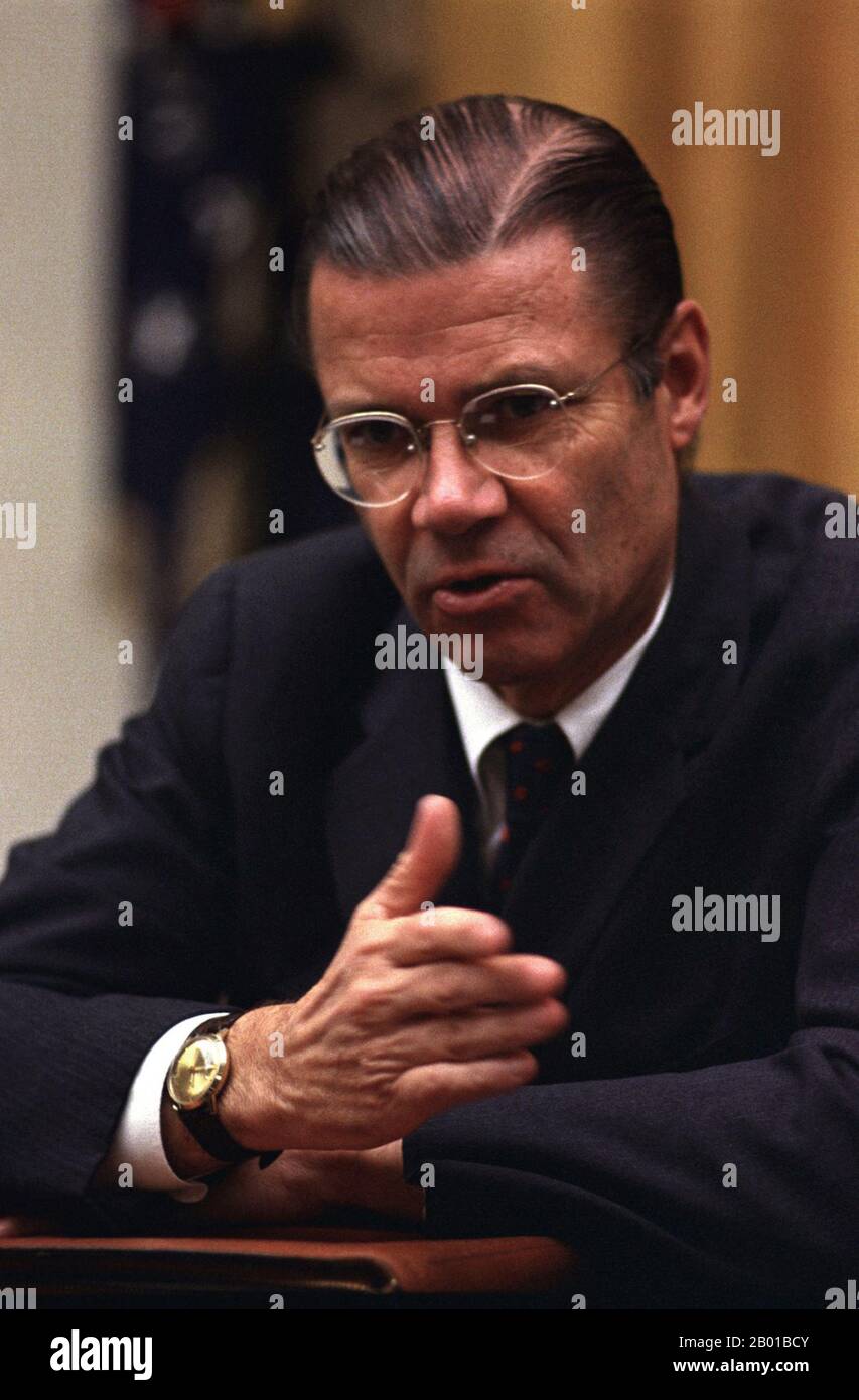 Estados Unidos: Robert McNamara (9 de junio de 1916 - 6 de julio de 2009), Secretario de Defensa de los Estados Unidos durante la Segunda Guerra de Indochina (1961-1968), en la Sala del Gabinete, Casa Blanca, Washington, DC. Foto de Yoichi R. Okamoto (5 de julio de 1915 - 24 de abril de 1985, dominio público), 22 de noviembre de 1967. La Segunda Guerra de Indochina, conocida en América como la Guerra de Vietnam, fue un conflicto militar de la época de la Guerra Fría que ocurrió en Vietnam, Laos y Camboya desde el 1 de noviembre de 1955 hasta la caída de Saigón el 30 de abril de 1975. Esta guerra siguió a la Primera Guerra de Indochina y fue librada entre el Vietnam del Norte comunista y el Vietnam del Sur 'democrático'. Foto de stock