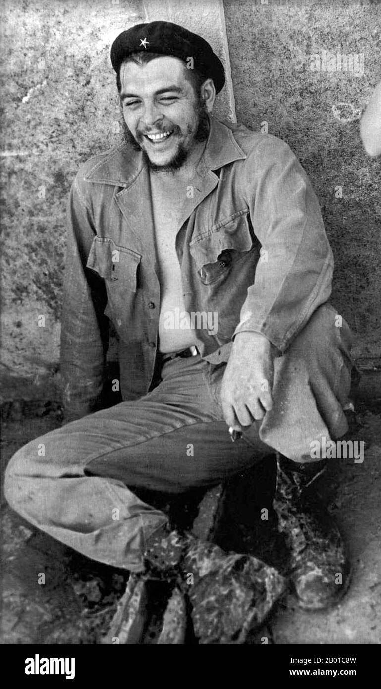 Cuba/Argentina: Ernesto 'Che' Guevara (14 de junio de 1928 - 9 de octubre de 1967), conocido comúnmente como El Che o simplemente Che, marxista argentino revolucionario, médico, autor, intelectual, líder guerrillero, diplomático y teórico militar. Foto de Osvaldo Salas (1914-1992, dominio público), 1961. Mientras vivía en la Ciudad de México, Guevara conoció a Raúl y Fidel Castro, se unió a su Movimiento del 26th de Julio, y navegó a Cuba a bordo del yate Granma, con la intención de derrocar al dictador cubano Fulgencio Batista, respaldado por Estados Unidos. Guevara pronto se hizo prominente entre los insurgentes. Foto de stock