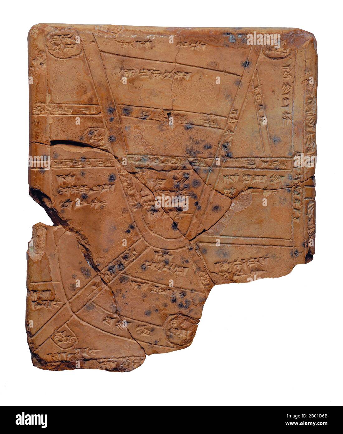 Iraq: Mapa de la ciudad de Nippur incisado en una tablilla de arcilla cocida, c. Siglo 14th AEC. Esta antigua tablilla de arcilla data del siglo 14th-13th AEC, y en ella está inscrito un mapa de la campiña alrededor de la ciudad mesopotámica de Nippur, situada en el centro de la llanura aluvial de Mesopotamia meridional, cerca de la moderna ciudad de Diwaniyah. La inscripción en la tablilla es en cuneiforma. Es posible que sea el mapa de la ciudad más antiguo del mundo. Foto de stock