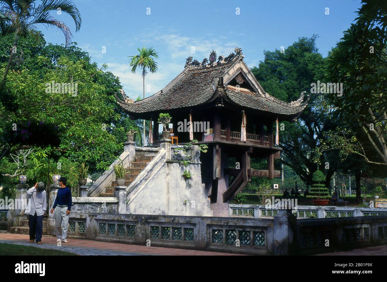 Vietnam: Cuna Chua Mot o Pagoda de un pilar, Templo Dien Huu, Hanoi. La Pagoda de un pilar o Cuna Chua Mot es un icono importante para la ciudad de Hanoi. Situado dentro del diminuto templo de Dien Huu, que también data del siglo 11th, Chua Mot Cot es una pagoda de madera construida, como su nombre indica, en un solo pilar de piedra que se levanta en un simple pero elegante estanque de loto. King Ly Thai Tong (1000-1054) construyó originalmente el Templo Dien Huu y la Cuna Chua Mot en 1049. Según la leyenda, el rey, sin tener hijo, fue visitado en sus sueños por la Diosa de la Misericordia Quan Am, que estaba sentada sobre una flor de loto. Foto de stock