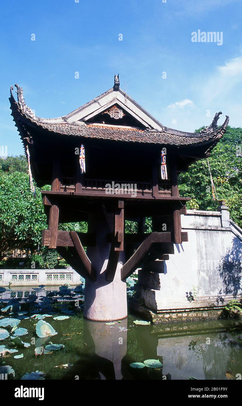 Vietnam: Cuna Chua Mot o Pagoda de un pilar, Templo Dien Huu, Hanoi. La Pagoda de un pilar o Cuna Chua Mot es un icono importante para la ciudad de Hanoi. Situado dentro del diminuto templo de Dien Huu, que también data del siglo 11th, Chua Mot Cot es una pagoda de madera construida, como su nombre indica, en un solo pilar de piedra que se levanta en un simple pero elegante estanque de loto. King Ly Thai Tong (1000-1054) construyó originalmente el Templo Dien Huu y la Cuna Chua Mot en 1049. Según la leyenda, el rey, sin tener hijo, fue visitado en sus sueños por la Diosa de la Misericordia Quan Am, que estaba sentada sobre una flor de loto. Foto de stock