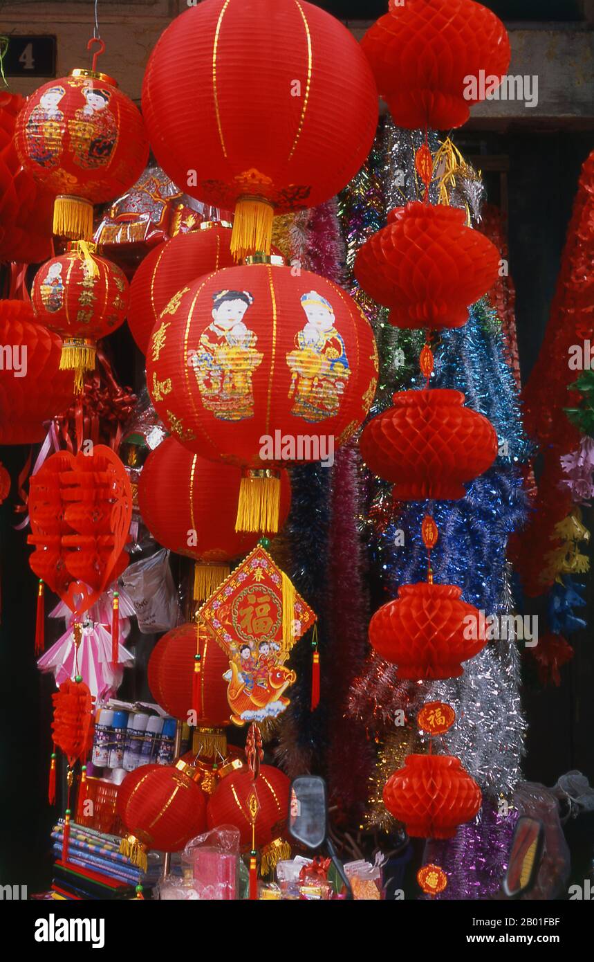 Vietnam: Festival, decoraciones religiosas y funerarias, calle Hang Ma, casco antiguo, Hanoi. El casco antiguo de Hanoi se encuentra inmediatamente al norte del lago Ho Hoan Kiem. Es más conocida localmente como Bam Sau Pho Phuong o las 'Treinta Seis Calles'. 'Phuong' significa un gremio comercial, y la mayoría de las calles comienzan con la palabra 'hang' que significa mercancía. Esta antigua sección de la ciudad se ha asociado durante mucho tiempo con el comercio, y sigue siendo mucho así hoy en día. Foto de stock