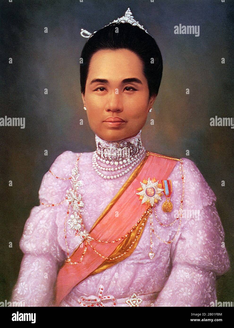 La princesa Dara Rasmi (26 de agosto de 1873 – 9 de diciembre de 1933), fue la princesa de Chiang Mai y Siam (más tarde Tailandia) y la hija del rey Inthaianon y la reina Thipkraisorn Rajadewi de Chang Mai, un sción de la dinastía Chao Chet Ton. Fue una de las princesas consortes de Chulalongkorn, rey Rama V de Siam y dio a luz a una hija del rey Chulalongkorn, la princesa Vimolnaka Nabisi. En 1886, salió de Chiang Mai para entrar en el Gran Palacio de Bangkok, donde se le dio el título Chao Chom Dara Rasami de la dinastía Chakri. Mientras vivía en el Gran Palacio, Dara Rasami y el Ladi Foto de stock