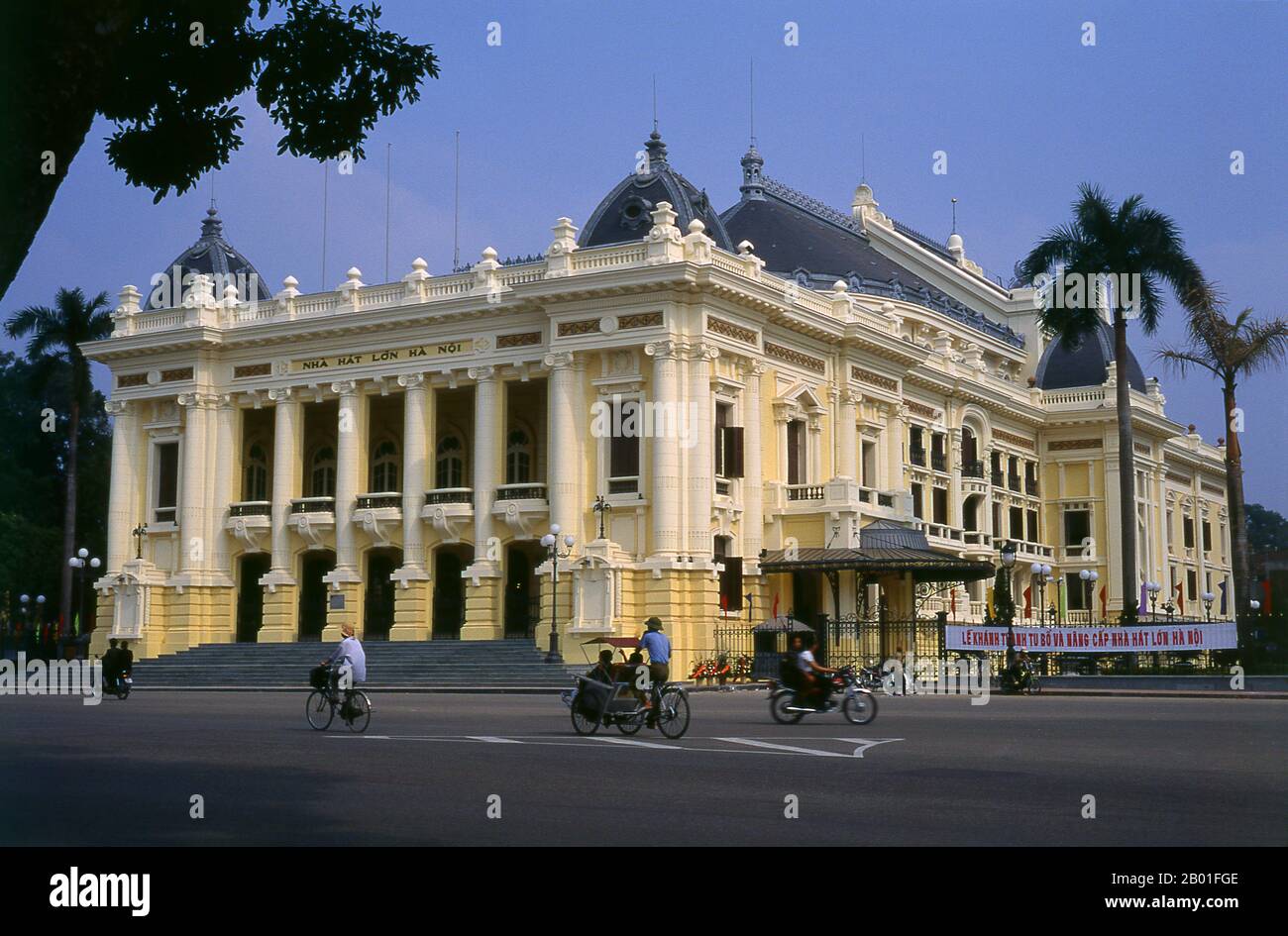 Vietnam: Teatro de la Ópera, Hanoi. La Ópera de Hanoi está inspirada en la Ópera de París diseñada por Charles Garnier y terminada en 1875. Es conocida en vietnamita como Nha Hat Lon o 'Big Song House' y abrió sus puertas en 1911 incorporando los mismos grandes elementos del diseño napoleónico de Garnier. Sigue siendo la pieza central de la arquitectura francesa no solo en Hanoi, sino en toda la antigua Indochina francesa y su presencia adornaría cualquier ciudad del mundo. Antes de la Segunda Guerra Mundial, la Ópera estaba en el centro de la vida cultural francesa en Hanoi. Después de la independencia, sin embargo, gradualmente cayó en mal estado. Foto de stock