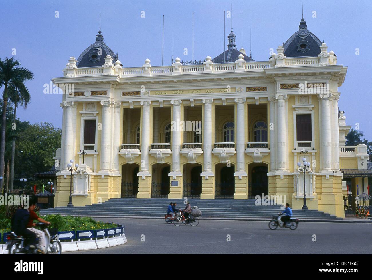 Vietnam: Teatro de la Ópera, Hanoi. La Ópera de Hanoi está inspirada en la Ópera de París diseñada por Charles Garnier y terminada en 1875. Es conocida en vietnamita como Nha Hat Lon o 'Big Song House' y abrió sus puertas en 1911 incorporando los mismos grandes elementos del diseño napoleónico de Garnier. Sigue siendo la pieza central de la arquitectura francesa no solo en Hanoi, sino en toda la antigua Indochina francesa y su presencia adornaría cualquier ciudad del mundo. Antes de la Segunda Guerra Mundial, la Ópera estaba en el centro de la vida cultural francesa en Hanoi. Después de la independencia, sin embargo, gradualmente cayó en mal estado. Foto de stock