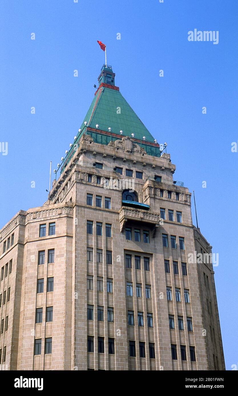 China: El Art Deco Peace Hotel, el Bund (Waitan), Nanjing Road (Nanjing Donglu), Shanghai. El Peace Hotel se encuentra en el famoso Bund de Shanghái (Waitan) y tiene vistas al río Huangpu. El edificio Norte, Sassoon House, fue construido por Sir Victor Sassoon y originalmente albergó el Hotel Cathay y hoy es el Fairmont Peace Hotel. El edificio Sur fue construido como el Palace Hotel y hoy es el Swatch Art Peace Hotel. Los dos edificios dan al Bund, pero están divididos por Nanjing Road. Entre los huéspedes distinguidos se incluyen Charlie Chaplin, George Bernard Shaw, Noel Coward y Song Qingling. Foto de stock