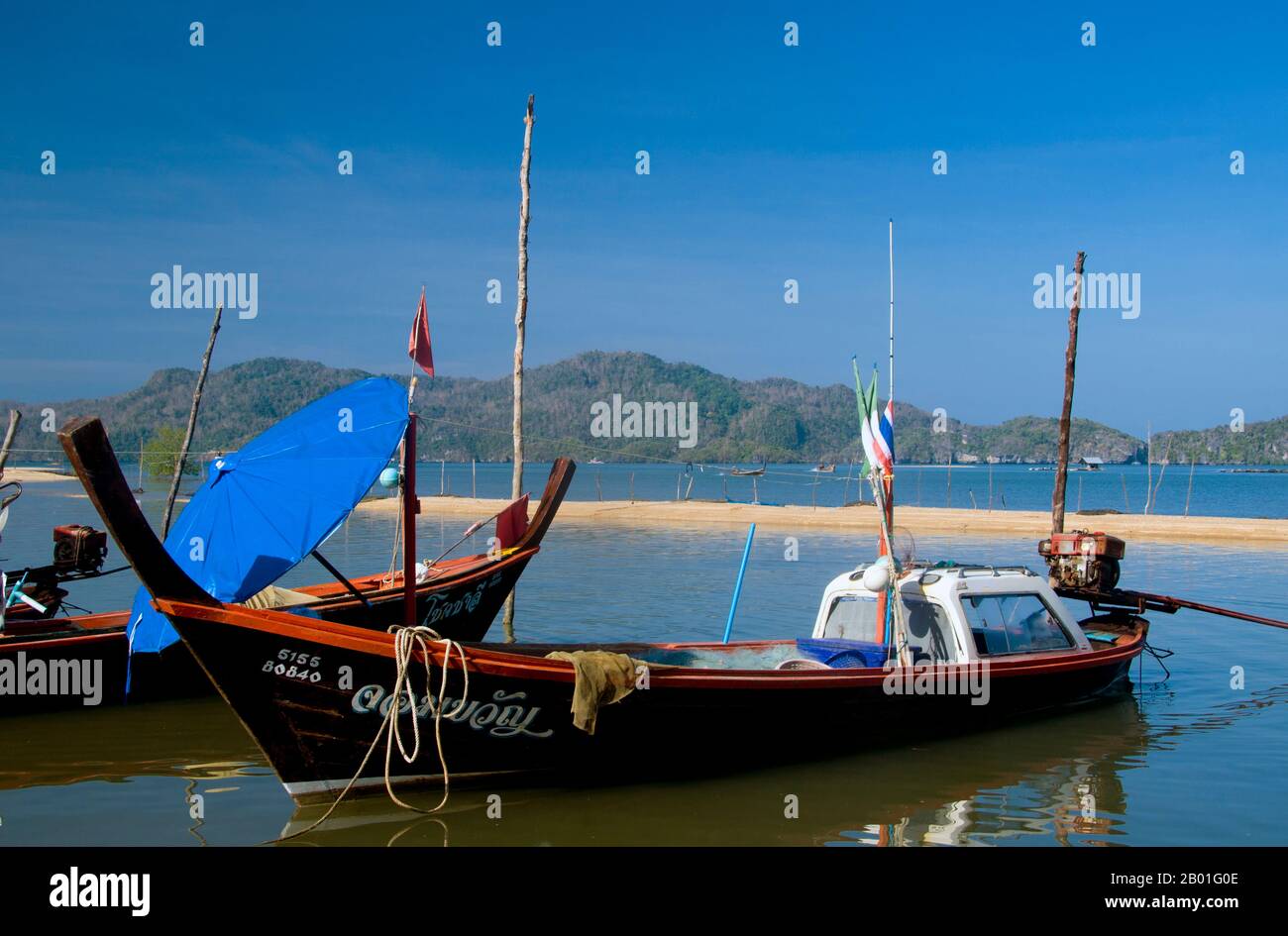 Tailandia: Barcos de pesca, Pak Bara. Pak Bara es una pequeña ciudad costera y pueblo de pescadores en el sur de Tailandia a unos 60km km (37 millas) al noroeste de la capital provincial de Satun. Sirve como punto de partida para visitar el Parque Nacional Marino Mu Ko Phetra y el Parque Nacional Marino Ko Tarutao. Foto de stock