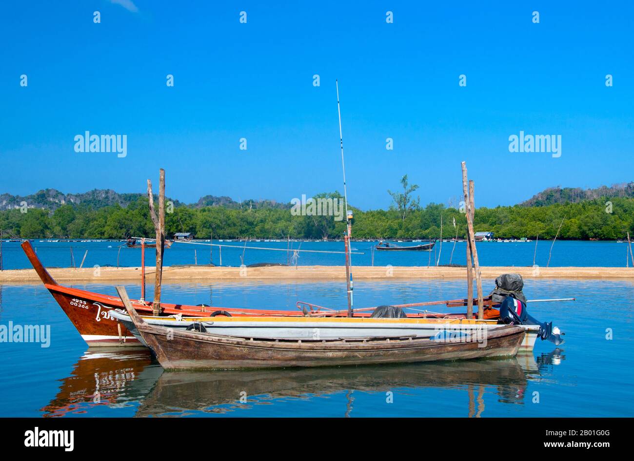 Tailandia: Barcos de pesca, Pak Bara. Pak Bara es una pequeña ciudad costera y pueblo de pescadores en el sur de Tailandia a unos 60km km (37 millas) al noroeste de la capital provincial de Satun. Sirve como punto de partida para visitar el Parque Nacional Marino Mu Ko Phetra y el Parque Nacional Marino Ko Tarutao. Foto de stock