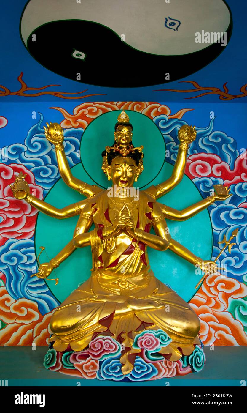 China: Una estatua de Marici o Dou Mu en uno de los pabellones de los Hombres Largos (Puerta del Dragón), Xishan (Colinas del Oeste), cerca de Kunming, provincia de Yunnan. En el budismo Mahayana y Vajrayana, Marici es conocida como la Diosa de los Cielos, Diosa de la Luz y una deidad solar. También conocido en otros lugares como Marishi-ten, Marisha-ten (otro nombre japonés) y Mólìzhītiān Púsà. Se cree que ella es una de los Veinte (o Veinticuatro) Celestiales Celestiales del Cielo. Situada a 15 km al oeste de la ciudad de Kunming, la Puerta del Dragón (Long Men) en las colinas occidentales está cerca de la orilla oeste del lago Dianchi. Foto de stock