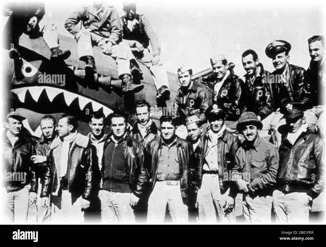 China/EE.UU.: Un grupo de 'Tigres Voladores' con sede en el aeropuerto Kunming Wujiaba, Yunnan, China, c. 1942-1944. "Tigres voladores" fue el nombre popular para el 1er Grupo de Voluntarios Americanos (AVG) de la Fuerza Aérea China en 1941-1942. Los pilotos eran personal del Ejército de los Estados Unidos (USAAF), la Marina (USN) y el Cuerpo de Marines (USMC), reclutados bajo sanción presidencial y comandados por Claire Lee Chennault; la tripulación de tierra y el personal del cuartel general también fueron reclutados en su mayoría por el ejército de los Estados Unidos, junto con algunos civiles. El grupo estaba formado por tres escuadrones de cazas con unos 20 aviones cada uno. Foto de stock