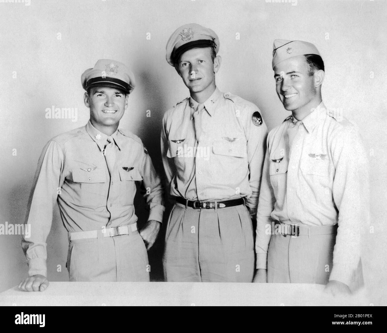 China/EE.UU.: Tigres voladores Charlie Bond, Tex Hill y Rector de Ed. Los tres recibieron la Cruz Voladora Británica por galantería en Birmania de Lord Halifax, en Washington, D.C., en 1943. "Tigres voladores" fue el nombre popular para el 1er Grupo de Voluntarios Americanos (AVG) de la Fuerza Aérea China en 1941-1942. Los pilotos eran personal del Ejército de los Estados Unidos (USAAF), la Marina (USN) y el Cuerpo de Marines (USMC), reclutados bajo sanción presidencial y comandados por Claire Lee Chennault; la tripulación de tierra y el personal del cuartel general también fueron reclutados en su mayoría por el ejército estadounidense, junto con algunos civiles. Foto de stock