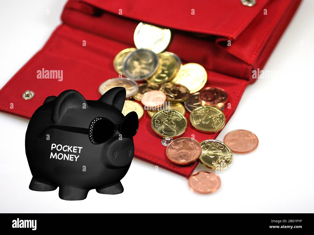 Negro Piggy banco con gafas de sol y letras Poket Money, cartera con efectivo en el fondo, composición Foto de stock