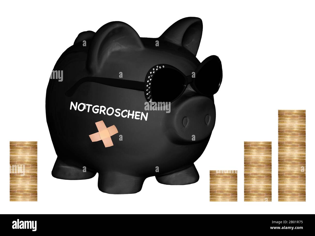 , banco negro piggy con gafas de sol y letras Notgroschen, huevo nido, pilas de monedas en el fondo, componiendo Foto de stock