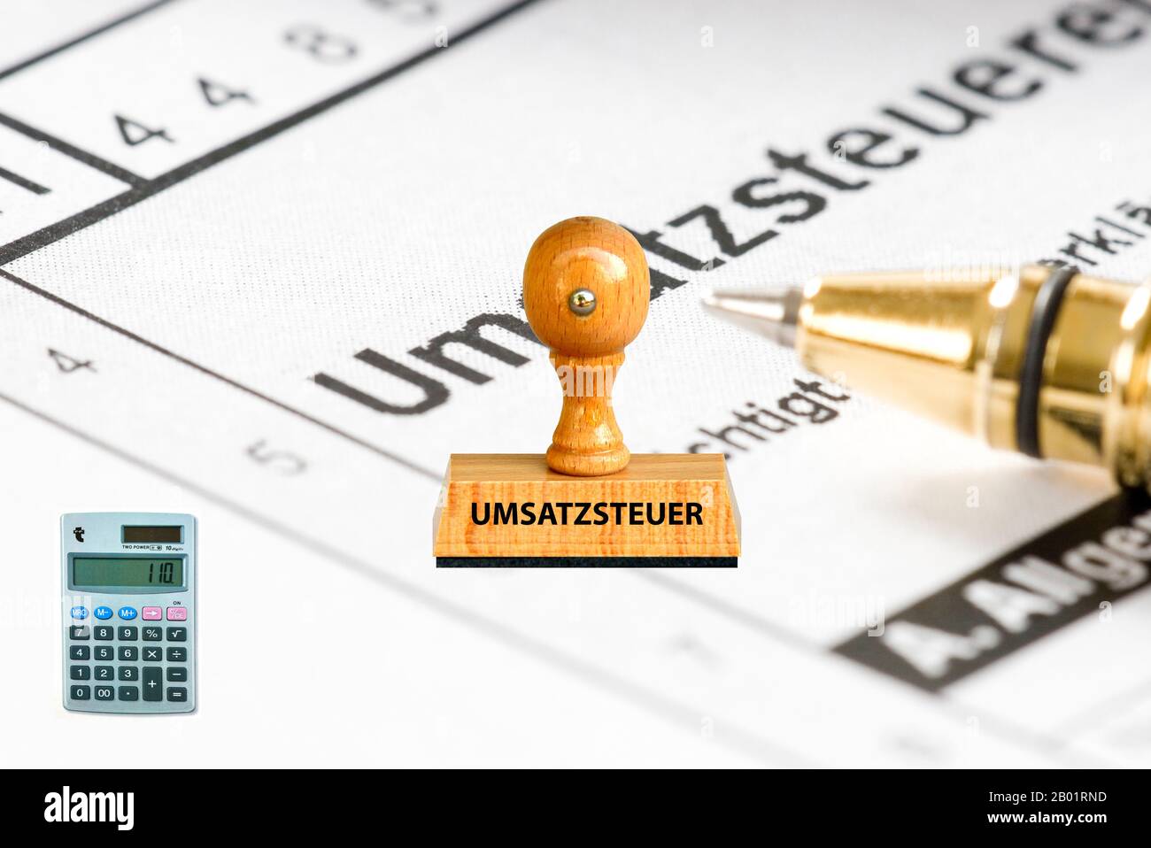 Inscripción de sellos Umsatzsteuer, impuestos añadidos, aplicación y cálculo en el fondo, Alemania Foto de stock