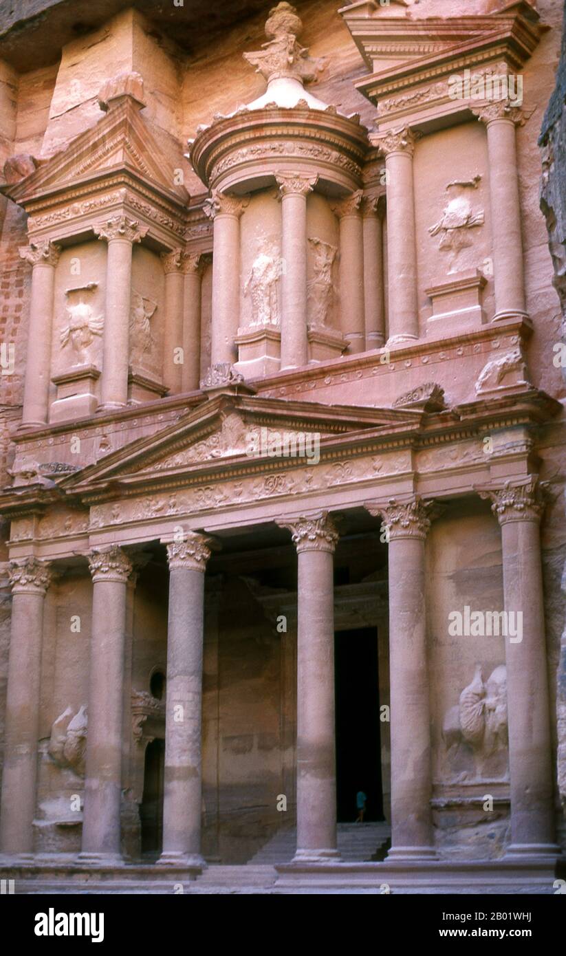 Al Khazneh ('el Tesoro'; en árabe: الخزنة‎) es uno de los edificios más  elaborados de la antigua ciudad jordana de Petra. Como en la mayoría de los  otros edificios de esta antigua