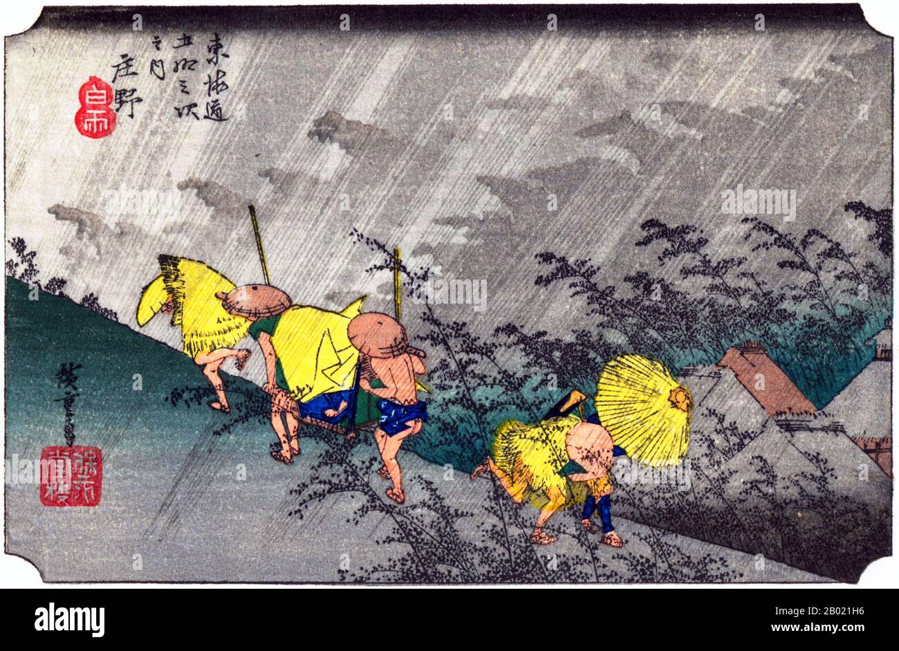 Shono: Tormenta en las montañas; frialitas llevando un kago, con una capa de paja arrojada sobre él, subiendo la colina, y otros dos, uno con un paraguas, corriendo hacia abajo. Utagawa Hiroshige (歌川 広重, 1797 – 12 de octubre de 1858) fue un artista ukiyo-e japonés, y uno de los últimos grandes artistas de esa tradición. También fue llamado Andō Hiroshige (安藤 広重) (una combinación irregular de apellido y nombre artístico) y por el nombre artístico de Ichiyūsai Hiroshige (一幽斎廣重). La Tōkaidō (carretera del Mar este de 東海道) fue la más importante de las Cinco rutas del período Edo, conectando Edo (Tokio moderno) con Kioto en Japón. U Foto de stock
