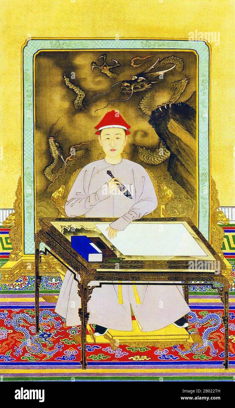 El Emperador Kangxi (4 de mayo de 1654 – 20 de diciembre de 1722) fue el cuarto gobernante de la dinastía Qing y el segundo emperador Qing que gobernó sobre China propiamente dicha, de 1661 a 1722. El reinado de Kangxi de 61 años lo convierte en el emperador chino más reinante de la historia (aunque su nieto, el emperador Qianlong, tuvo el período más largo de poder de facto) y uno de los gobernantes más antiguos del mundo. Sin embargo, habiendo ascendido al trono a la edad de siete años, no era el gobernante efectivo hasta más tarde, con ese papel cumplido temporalmente por seis años por cuatro regentes y su abuela, la Gran Emperatriz Do Foto de stock