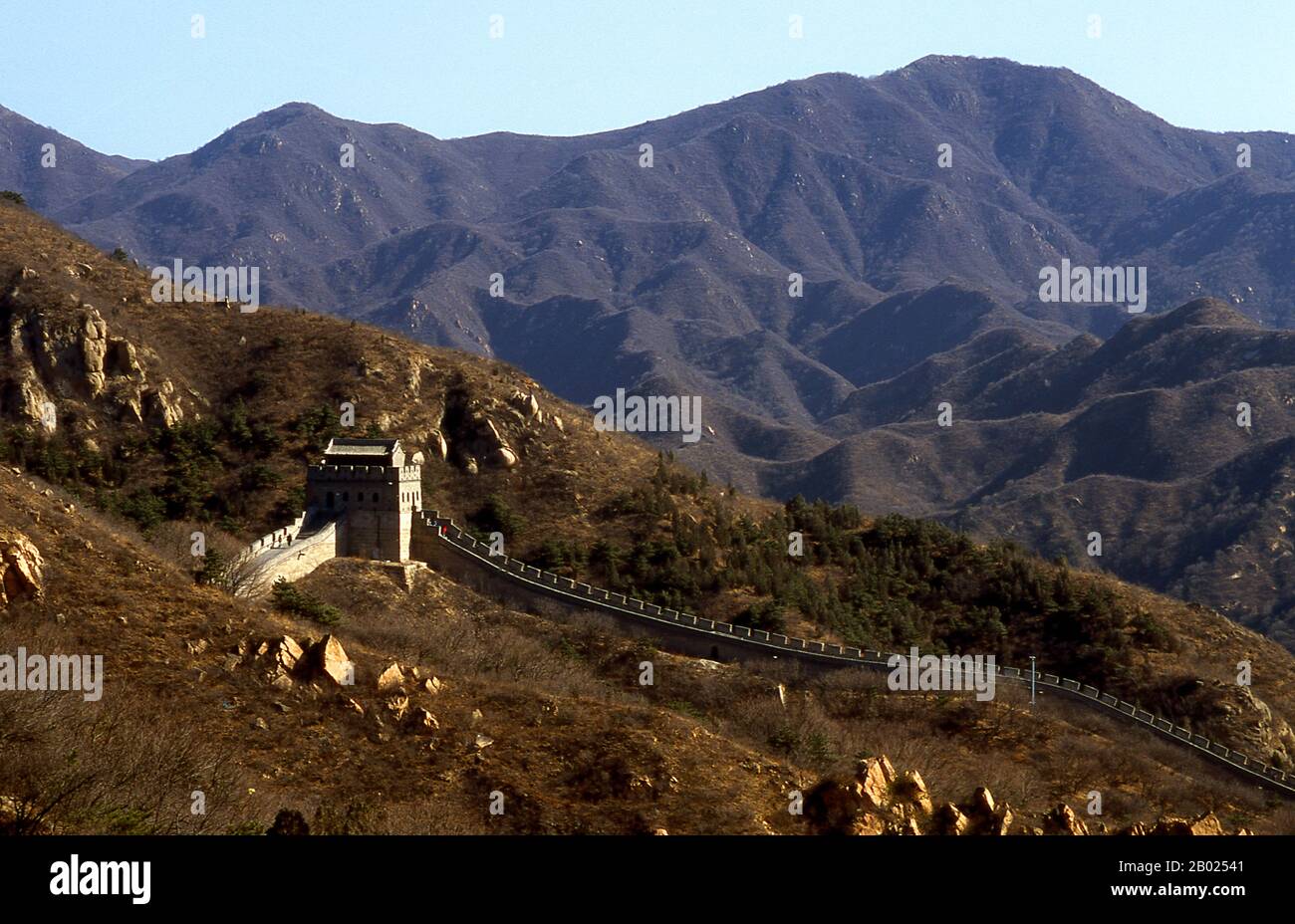 La Gran Muralla (Wanli Changcheng) es uno de los mayores logros de la humanidad y data de más de dos milenios, cuando una serie de muros más cortos fueron sistemáticamente vinculados durante la dinastía Qin (221–206 AEC) para proteger las fronteras del norte de China. El Muro, originalmente construido para mantener fuera a los invasores bárbaros del norte, se extiende más de 5.900km (3,700 millas) desde el Golfo de Bohai en el Mar Amarillo hasta Jiayuguan en las montañas de la provincia de Gansu. Mientras que la mayor parte de la pared está ahora en ruinas, algunas secciones han sido reparadas en los últimos años. Los gobernantes Ming, que en 1368 pusieron fin al extraterrestre Foto de stock