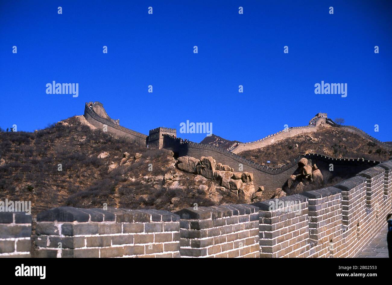 La Gran Muralla (Wanli Changcheng) es uno de los mayores logros de la humanidad y data de más de dos milenios, cuando una serie de muros más cortos fueron sistemáticamente vinculados durante la dinastía Qin (221–206 AEC) para proteger las fronteras del norte de China. El Muro, originalmente construido para mantener fuera a los invasores bárbaros del norte, se extiende más de 5.900km (3,700 millas) desde el Golfo de Bohai en el Mar Amarillo hasta Jiayuguan en las montañas de la provincia de Gansu. Mientras que la mayor parte de la pared está ahora en ruinas, algunas secciones han sido reparadas en los últimos años. Los gobernantes Ming, que en 1368 pusieron fin al extraterrestre Foto de stock