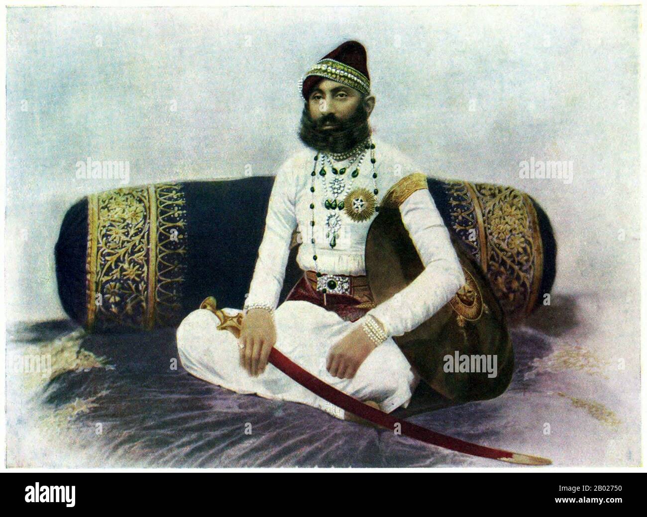 Maharana Fateh Singh (1849–1930) gobernó Mewar por 46 años desde 1884 hasta 1930, con Udaipur como capital, y se estableció en el Palacio de la Ciudad, Udaipur. Nació el 16 de diciembre de 1849 en Shivrati, hijo de Maharaj Dal Singh de la rama Shivrati de la dinastía Mewar, descendiente del cuarto hijo, Arjun Singh, de la Rana Sangram Singh II (1710-1734). Primero fue adoptado por su hermano mayor, Gaj Singh que no tenía heredero, posteriormente Maharana Sajjan Singh de Udaipur, quien tampoco tenía heredero, lo adoptó, finalmente se convirtió en el Maharaja de Udaipur en 1884. Fue el único Maharaja que no asistió al Delhi Dur Foto de stock