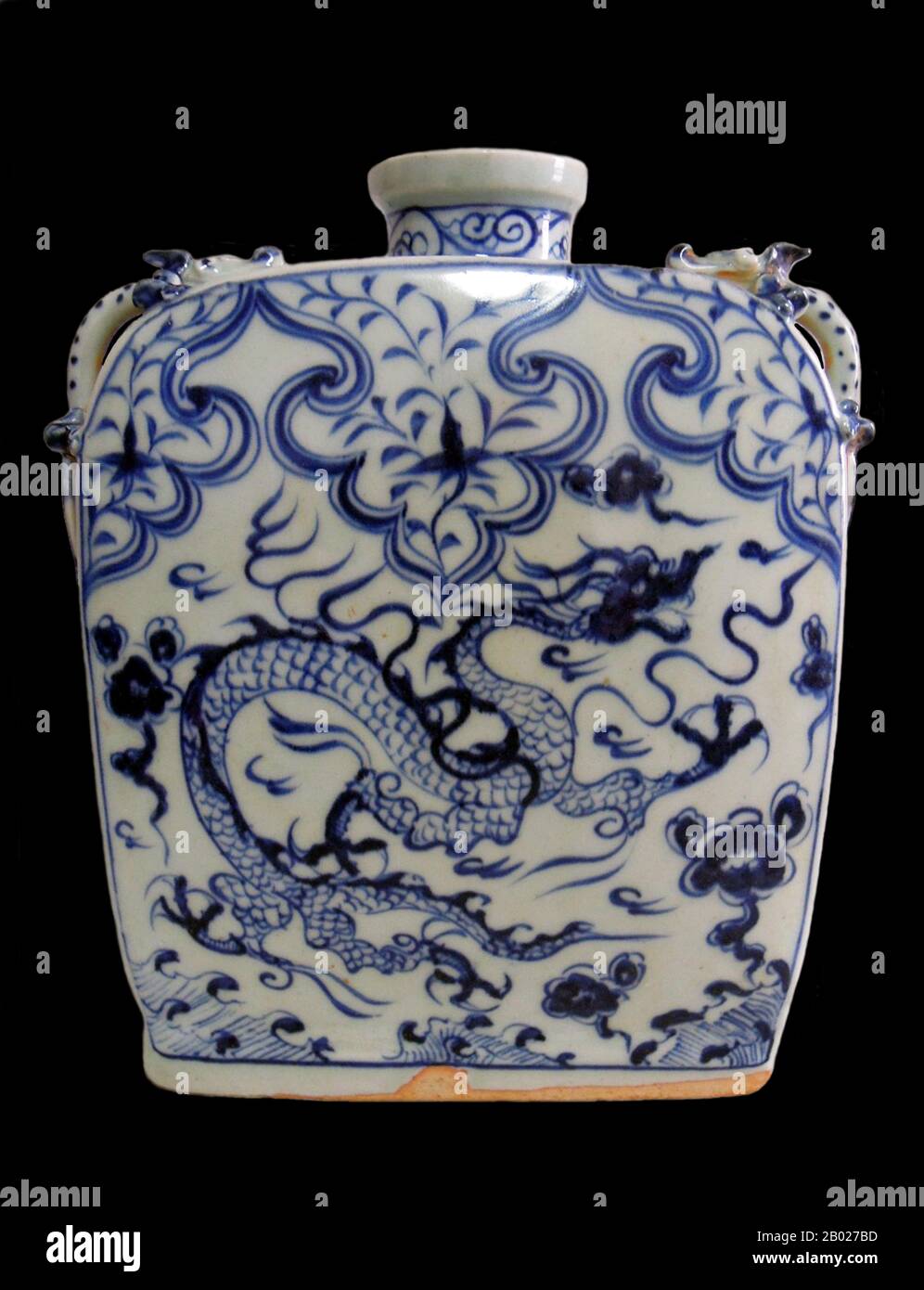 Los jarras de dragón coreanas, también conocidos como jarras de dragón-nube, son un tipo de vasija ceremonial de porcelana que se hizo popular entre las clases dominantes de Corea durante la dinastía Joseon (1392–1910). Están decoradas con dragones grandes sobre un fondo de nubes estilizadas, pintadas con pigmentos de esmalte. Además de ser un símbolo generalmente auspicioso, el dragón representaba la autoridad y el beneficio del gobernante. En 1754, el rey Yòngjo decretó que los pigmentos de hierro se utilizaran exclusivamente en cerámica, excepto en jarras con diseño de dragón. Debido a la escasez del coba tradicional Foto de stock