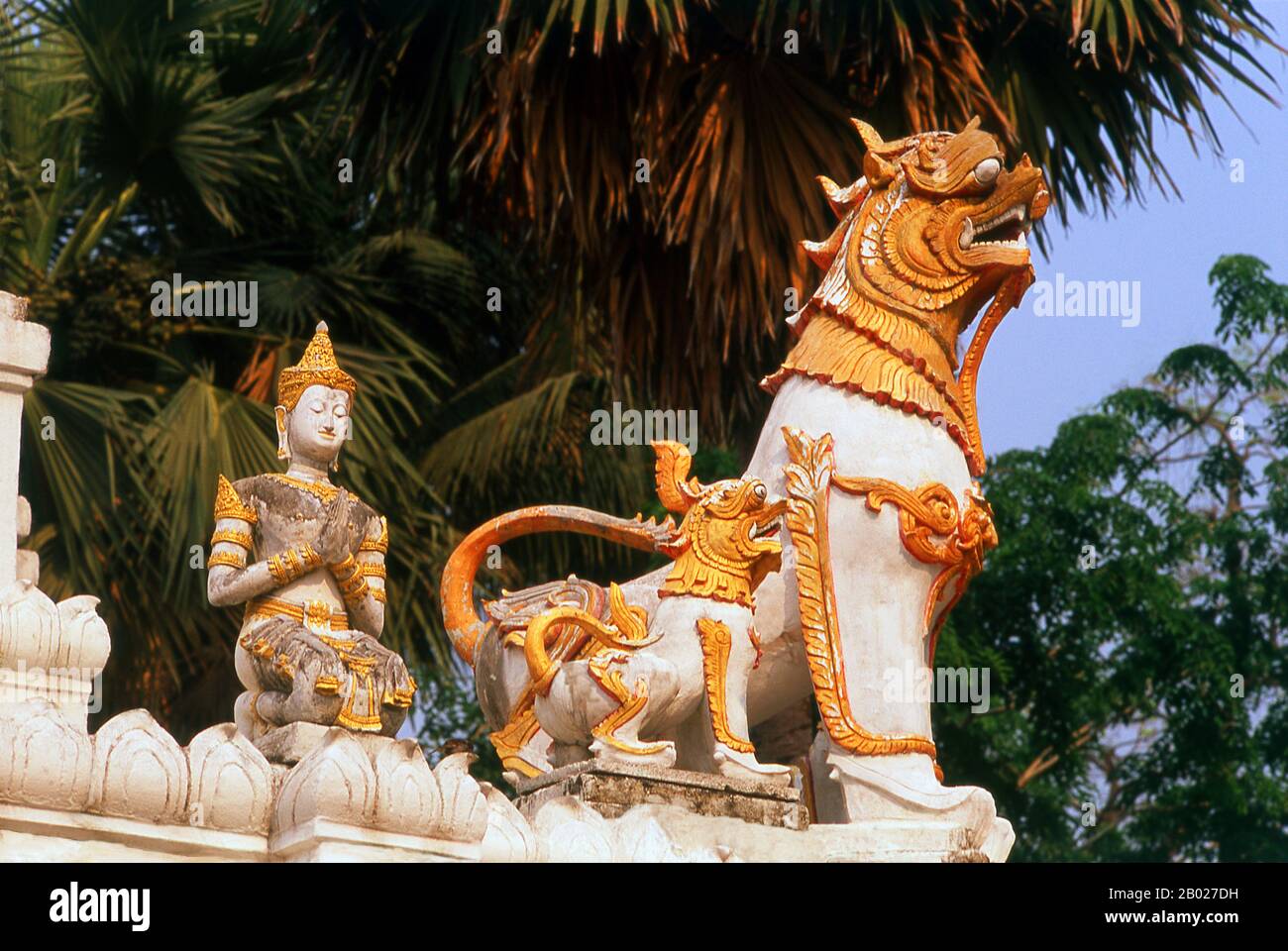 Wat Chiang Yeun es un templo budista del siglo XVI en Chiang Mai. Atiende a la comunidad local Shan (Tai Yai) que se han asentado en la zona. Chiang Mai, a veces escrito como 'Chiengmai' o 'Chiangmai', es la ciudad más grande y culturalmente significativa del norte de Tailandia, y es la capital de la provincia de Chiang Mai. Se encuentra a 700 km (435 mi) al norte de Bangkok, entre las montañas más altas del país. La ciudad está en el río Ping, un afluente importante del río Chao Phraya. El rey Mengrai fundó la ciudad de Chiang Mai (que significa "nueva ciudad") en 1296, y sucedió a Chiang Rai como capit Foto de stock