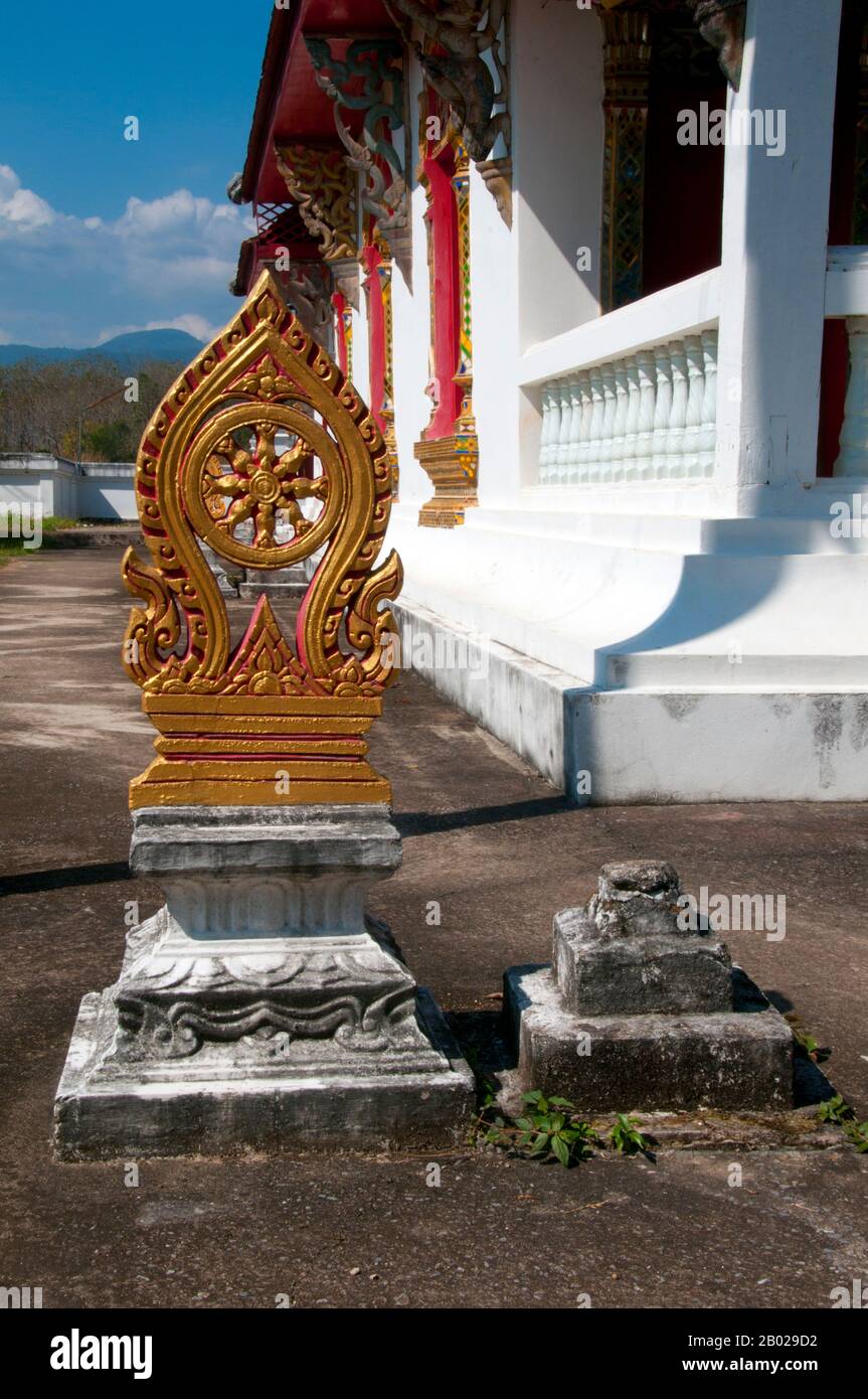 Bai Sema (tailandés: ใบเสมา) son las piedras de la frontera que designan el área sagrada para un phra ubosot (sala de ordenación) dentro de un templo budista tailandés. La ciudad de Phrae fue construida al lado del río Yom en el siglo 12 y era parte del reino Mon de Haripunchai. En 1443, el rey Tilokaraj del vecino reino Lanna capturó la ciudad. Foto de stock