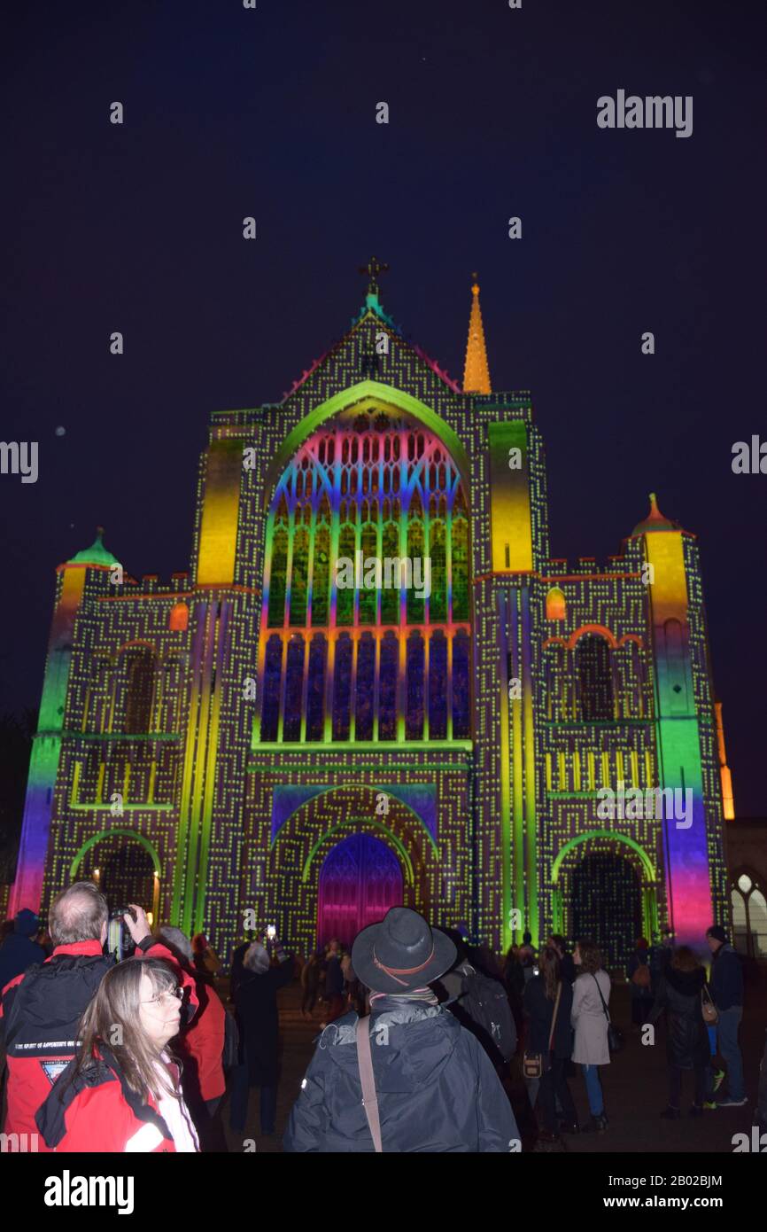 Love Light Norwich Festival - proyección 'Love Always Wins' en la fachada de la Catedral de Norwich. Reino Unido 2020 de febrero Foto de stock