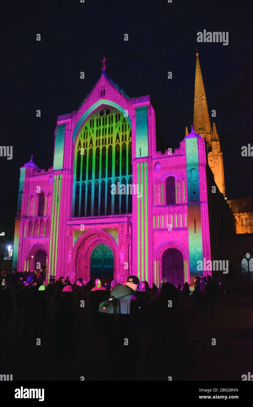 Love Light Norwich Festival - proyección 'Love Always Wins' en la fachada de la Catedral de Norwich. Reino Unido 2020 de febrero Foto de stock