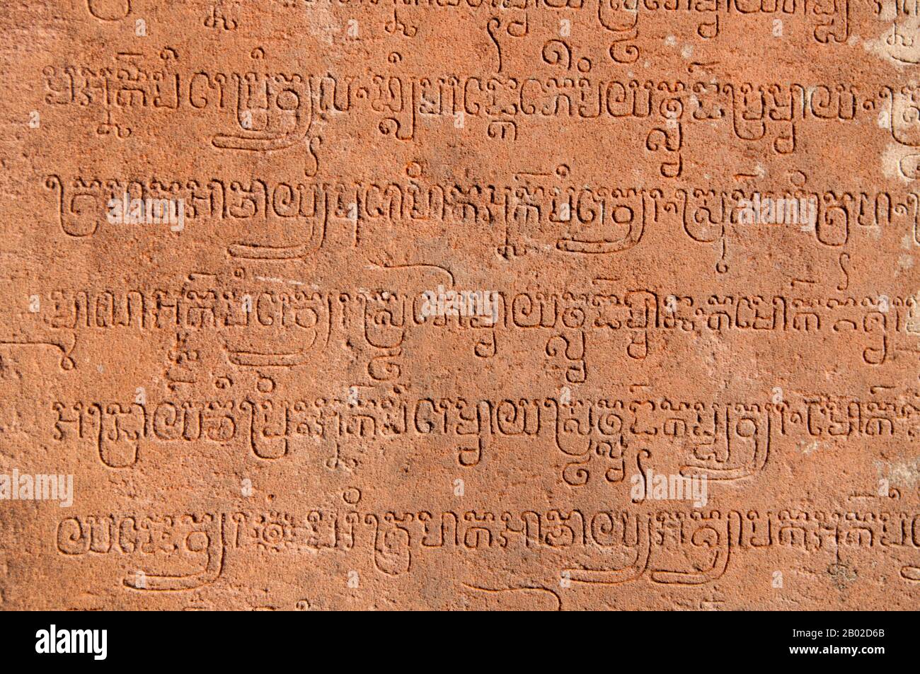 Banteay Srei (o Banteay Srey) es un templo camboyano del siglo X dedicado al dios hindú Shiva y se encuentra al noreste del grupo principal de templos en Angkor. Banteay Srei está construido en gran parte de arenisca roja, un medio que se presta a las elaboradas esculturas decorativas de pared que todavía son observables hoy en día. A Banteay Srei se le conoce a veces como la "joya del arte jemer". Foto de stock