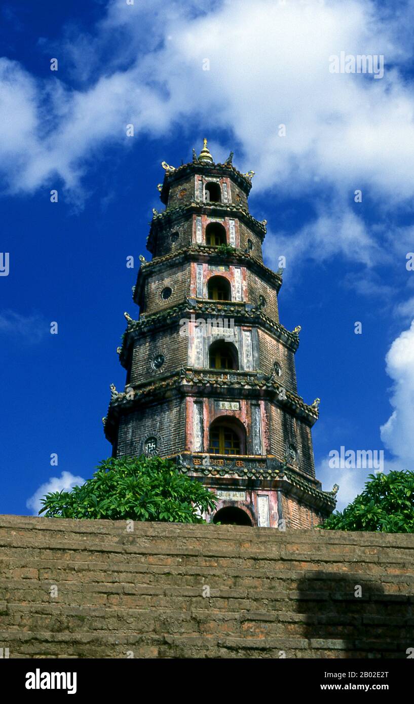 Vietnam: Pagoda Thien Mu, Hue. La pagoda Thien Mu fue construida en el ...