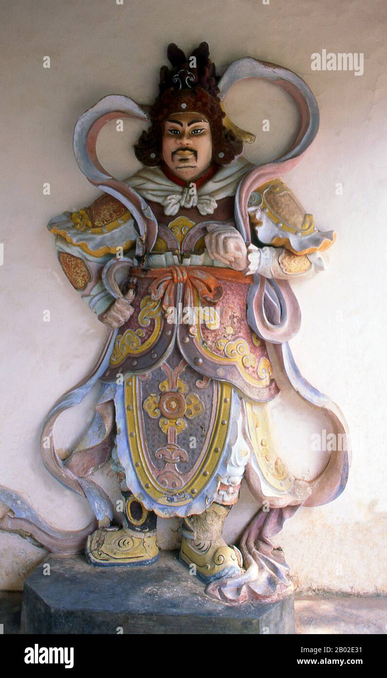 Vietnam: Figura del guardián del templo en la pagoda Thien Mu, Hue. La ...