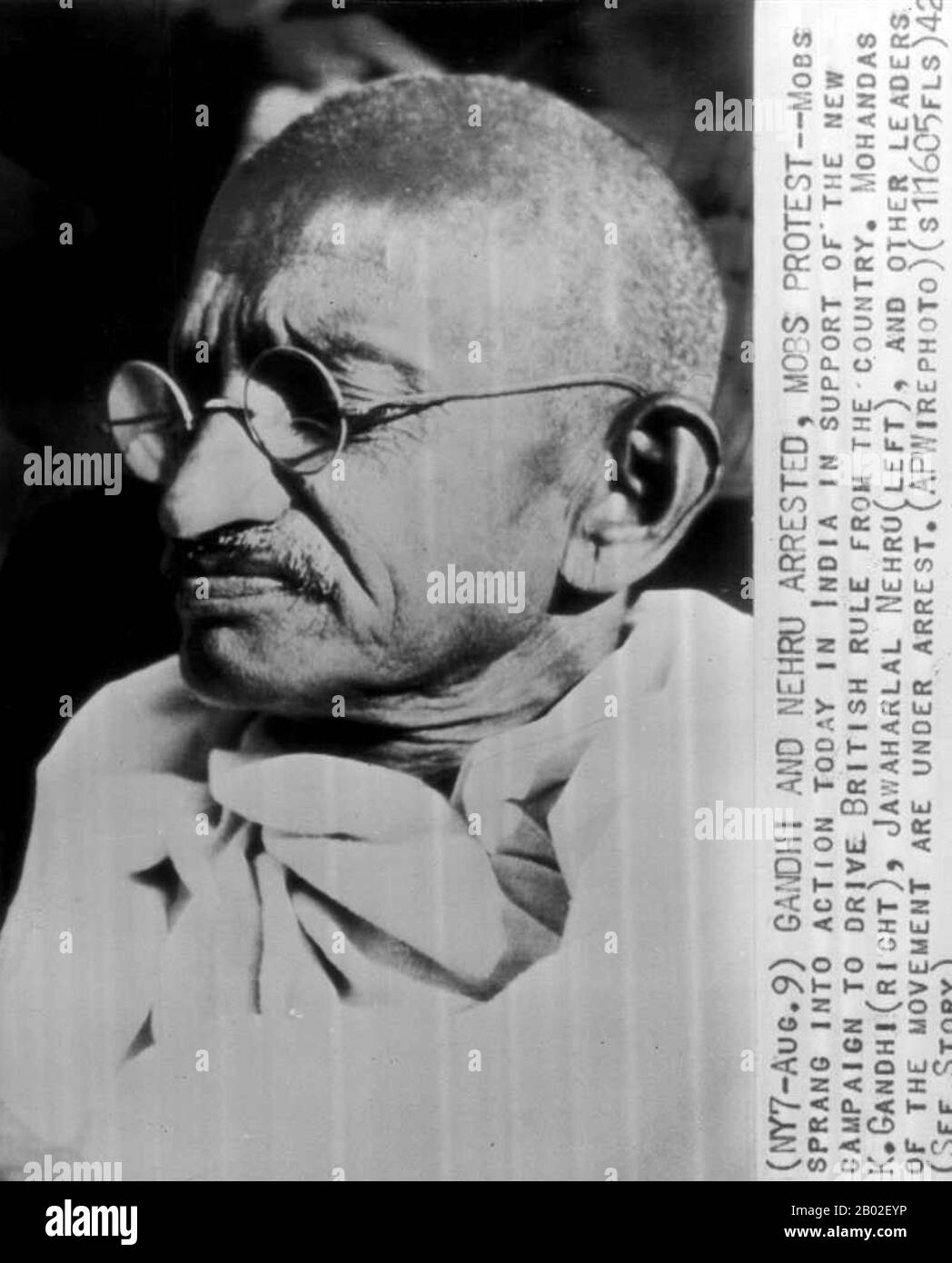 Mohandas Karamchand Gandhi (2 de octubre de 1869 – 30 de enero de 1948) fue el líder político e ideológico preeminente de la India durante el movimiento de independencia de la India. Fue pionero en satyagraha. Esto se define como la resistencia a la tiranía a través de la desobediencia civil masiva, una filosofía firmemente fundada en ahimsa, o la no violencia total. Este concepto ayudó a la India a ganar independencia e inspiró movimientos por los derechos civiles y la libertad en todo el mundo. Gandhi es a menudo referido como Mahatma Gandhi o 'Gran Alma', un honorífico primero aplicado a él por Rabindranath Tagore. En la India también se le llama Bapu (Guj Foto de stock