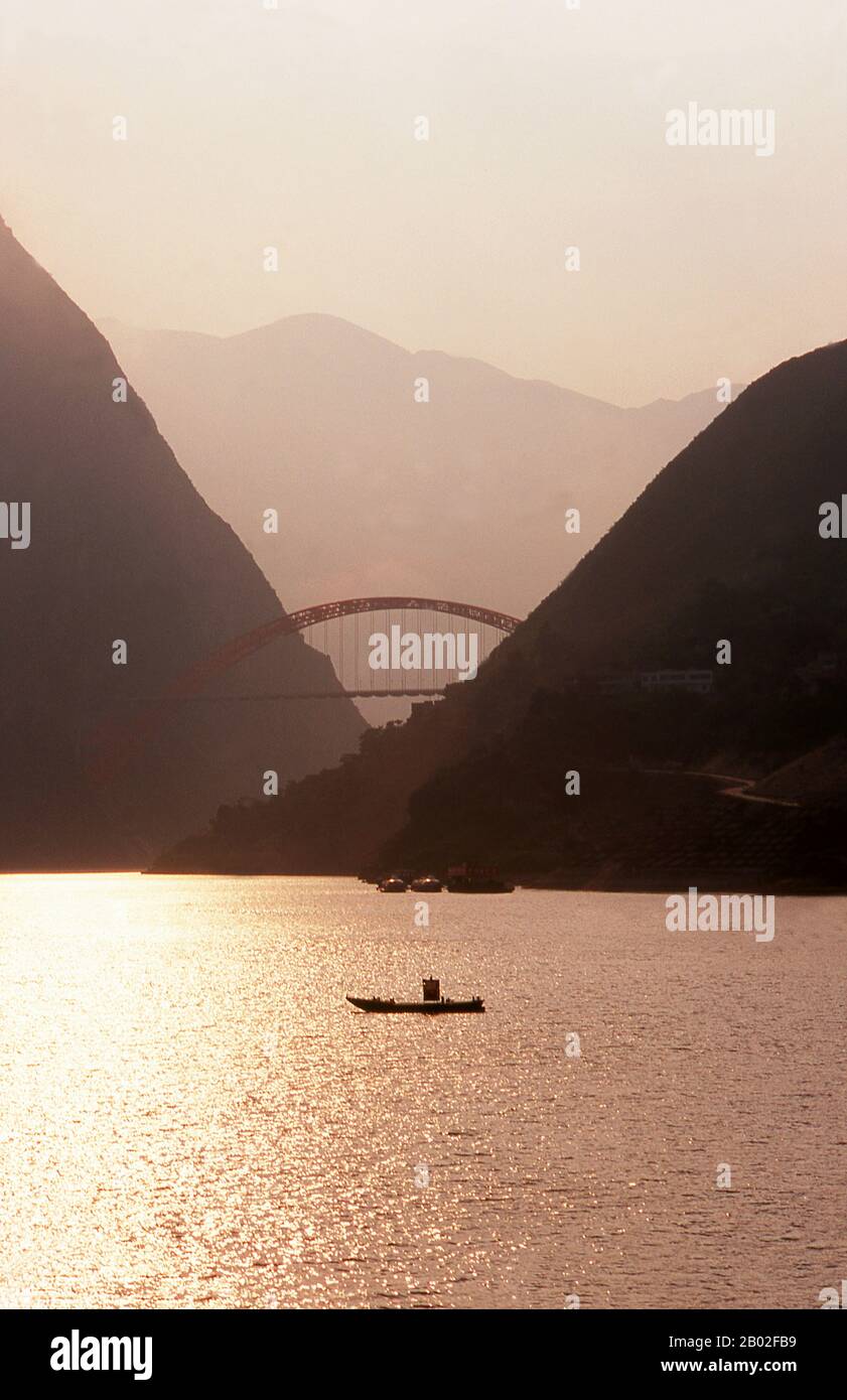 Las Tres Gargantas o Gargantas del Yangtze se extienden desde las ciudades occidentales, verticales de Fengjie y Yichang, en el municipio de Chongqing hacia el este, aguas abajo hasta la provincia de Hubei. El río Yangtze (Chang Jiang)—la región De Las Tres Gargantas tiene una longitud total de aproximadamente 200 kilómetros (120 millas). Las Tres Gargantas ocupan aproximadamente 120 kilómetros (75 mi) dentro de esta región. El Chang Jiang (río Yangzi) es el río más largo de China y el tercero más largo del mundo. Conocido aguas arriba como el Río Golden Sand, fluye a través del corazón geográfico, espiritual e histórico de China. De su fuente en el Tanggula Foto de stock