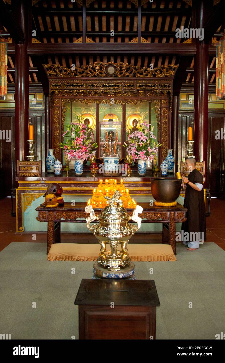 Vietnam: La sala principal con una estatua de Buda Maitreya (centro ...