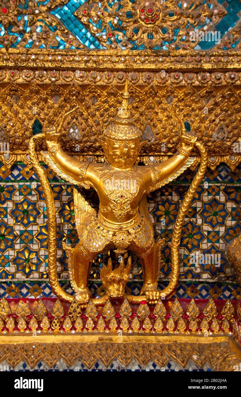Wat Phra Kaew (Templo del Buda Esmeralda); nombre oficial completo Wat Phra Si Rattana Satsadaram es considerado como el templo budista más sagrado de Tailandia. Se encuentra dentro de los recintos del Gran Palacio. El Gran Palacio sirvió como residencia oficial de los Reyes de Tailandia a partir del siglo XVIII. La construcción del Palacio comenzó en 1782, durante el reinado del Rey Rama I, cuando trasladó la capital a través del río de Thonburi a Bangkok. Foto de stock