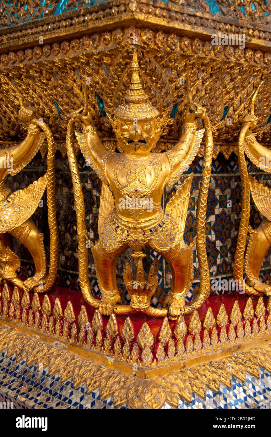 Wat Phra Kaew (Templo del Buda Esmeralda); nombre oficial completo Wat Phra Si Rattana Satsadaram es considerado como el templo budista más sagrado de Tailandia. Se encuentra dentro de los recintos del Gran Palacio. El Gran Palacio sirvió como residencia oficial de los Reyes de Tailandia a partir del siglo XVIII. La construcción del Palacio comenzó en 1782, durante el reinado del Rey Rama I, cuando trasladó la capital a través del río de Thonburi a Bangkok. Foto de stock