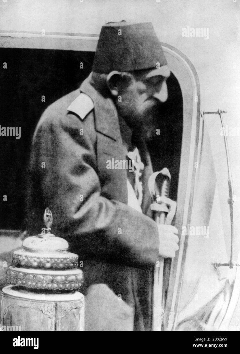 Abdul Hamid II (turco otomano: عبد الحميد ثانی, 'Abdü’l-Ḥamīd-i sânî; turco: İkinci Abdülhamit; 22 de septiembre de 1842 – 10 de febrero de 1918) fue el 34º Sultán del Imperio Otomano y el último Sultán que ejercía un control autocrático efectivo sobre el estado fracturado. Supervisó un período de decadencia en el poder y la extensión del Imperio, incluyendo pogromos generalizados y masacres del gobierno contra las minorías del Imperio (llamadas las masacres de los Hamidianos después de él), así como un intento de asesinato, Gobernando desde el 31 de agosto de 1876 hasta que fue depuesto poco después de la Revolución de los jóvenes Turcos de 1908, en adelante Foto de stock