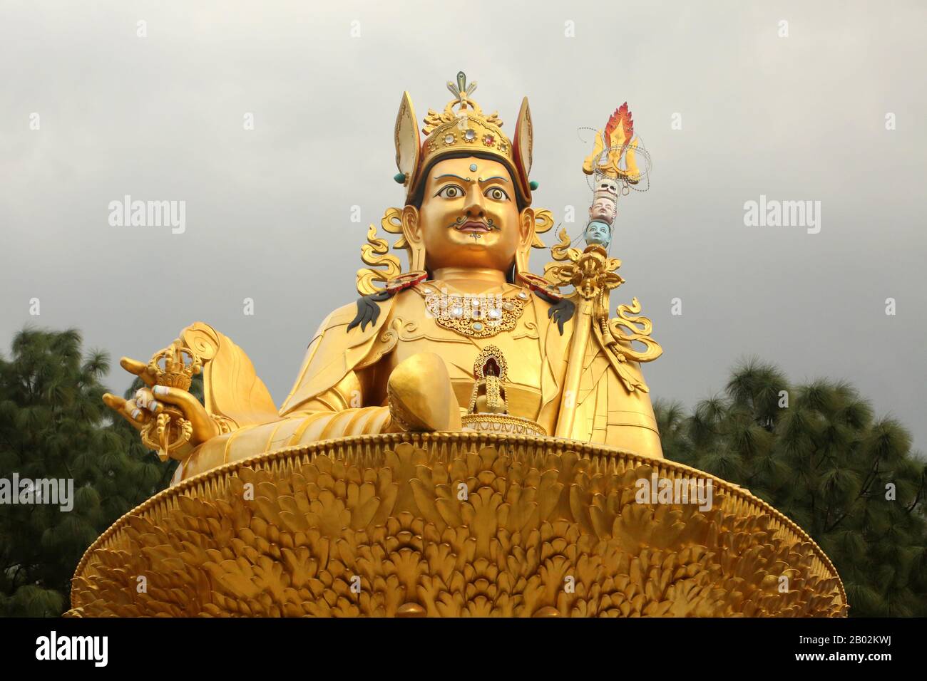 Estatua de oro de Buda, templo Swayambu Nath, Katmandú, Nepal Foto de stock