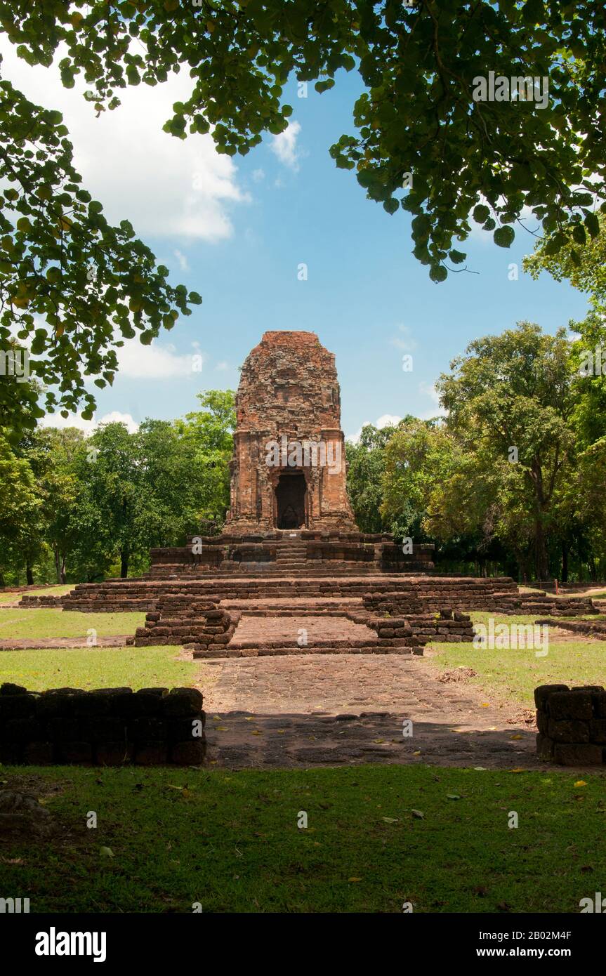 Si Thep, también Sri Thep, (siglo VII – XIV) es una antigua ciudad arruinada en el noreste de Tailandia. Muchas estructuras arquitectónicas siguen siendo para indicar su prosperidad pasada. Fue una vez el centro de contacto entre el Reino Dvaravati en la cuenca central de la llanura de Tailandia y el Reino Khmer en el noreste. Una ciudad gemela, había más de cien sitios antiguos todos construidos con ladrillos y laterita. También hay restos de varios estanques repartidos por toda la zona. La mayoría de las reliquias antiguas recuperadas son arquitectónicas por naturaleza, como dinteles elaborados y piedras sema. Algunos de los Foto de stock