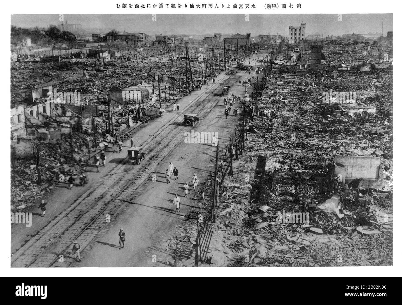 El gran terremoto de Kantō (関東大震災 Kantō daishinsai) azotó la llanura de Kantō en la isla principal japonesa de Honshū a las 11:58 de la mañana del sábado, 1 de septiembre de 1923. Diversos relatos indican que la duración del terremoto fue de entre cuatro y 10 minutos. El terremoto de 2011 Tōhoku más tarde superó ese récord, en magnitud 9.0. El terremoto tuvo una magnitud de 7.9 en la escala De magnitud Del Momento (Mw), con su foco profundo debajo de la isla Izu Ōshima en la bahía Sagami. La causa fue una ruptura de parte de la frontera convergente donde la placa de Mar de Filipinas se está subducando debajo del Plat de Okhotsk Foto de stock
