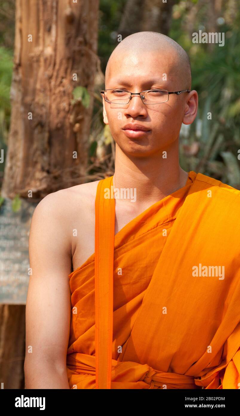 En el Budismo Teravada Tailandés se espera que los hombres jóvenes ordenen  en la monarquía en algún momento de su vida. La ordenación en la monkhood  budista nunca ha implicado un compromiso