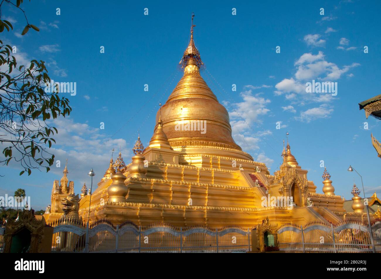 La pagoda de Kuthodaw, literalmente pagoda del merit real, y formalmente llamada Mahalawka Marazein, es un templo budista y una stupa situado en Mandalay, Birmania central. Se encuentra al pie de Mandalay Hill y fue construido durante el reinado del rey Mindon (1808-78). La estupa en sí, que está dorada sobre sus terrazas, tiene 188 m (57 pies) de altura, y está modelada según la pagoda Shwezigon en Nyaung-U cerca de Bagan. En los terrenos de la pagoda se encuentran 729 'kyauksa gu' o cuevas de inscripción de piedra, cada una de ellas con una losa de mármol inscrita en ambos lados con una página de texto del Tipitaka, el canónigo Pali entero de Ther Foto de stock